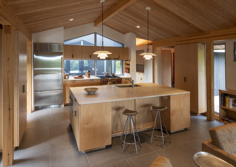 A Sisler Builders’ project showcasing economic use of space<br />
with well-crafted details. Sisler custom-made the cabinetry to<br />
utilize the available area. The design includes efficient radiant<br />
heat and passive and active solar with rooftop solar panels. 